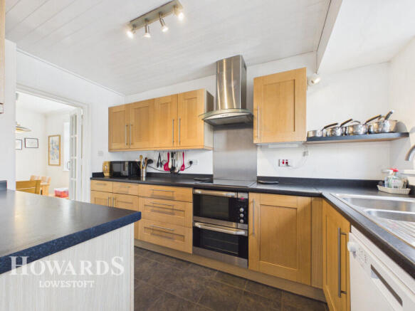 4 bed property, in Orchard Close, £390,000