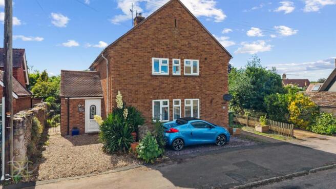 2 bed property, in Main Street, £180,000