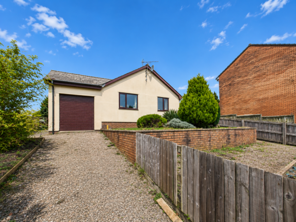 2 bed property, in Brockhollands Road, £300,000