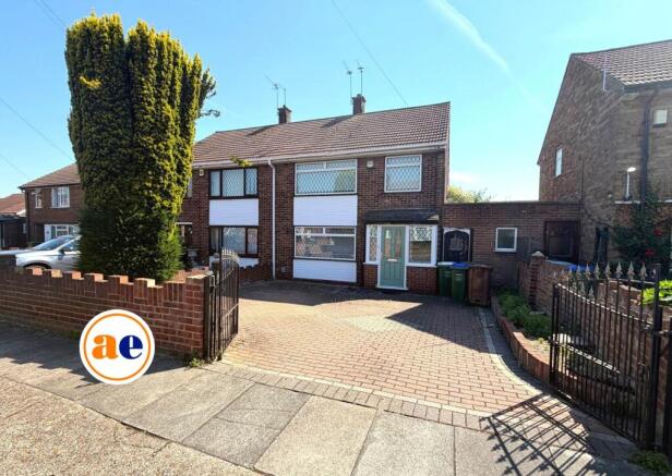 3 bed property, in Jenningtree Road, £415,000