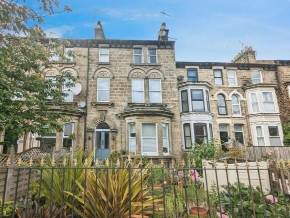 2 bed property, in Cheltenham Mount, £175,000