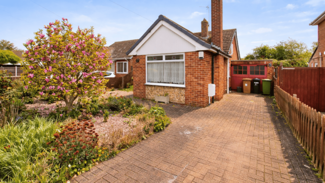 2 bed property, in Castle Drive, £260,000