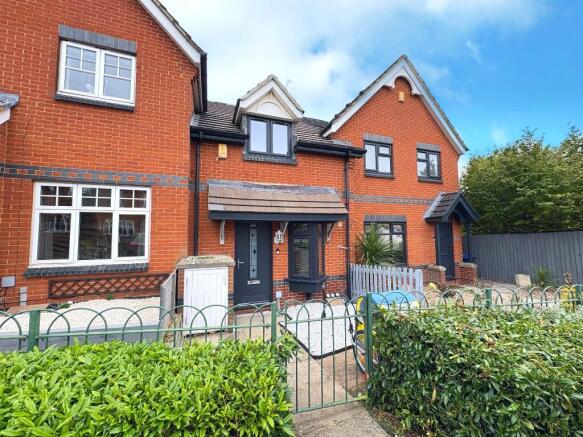 2 bed property, in Edgehill Drive Daventry Northamptonshire, £235,000