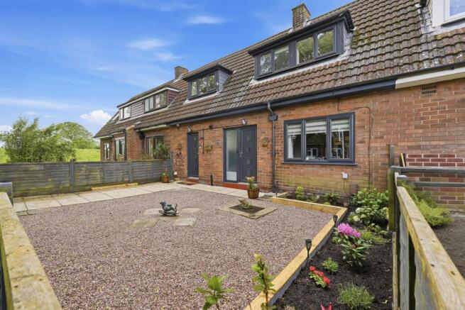 2 bed property, in Warwick Road, £219,950