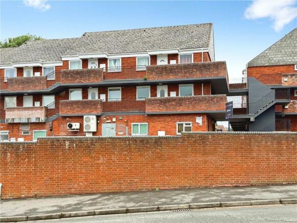 2 bed property, in Broadwater Road, £180,000