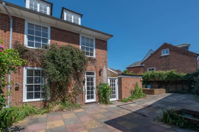 3 bed property, in Abbots Place, £550,000