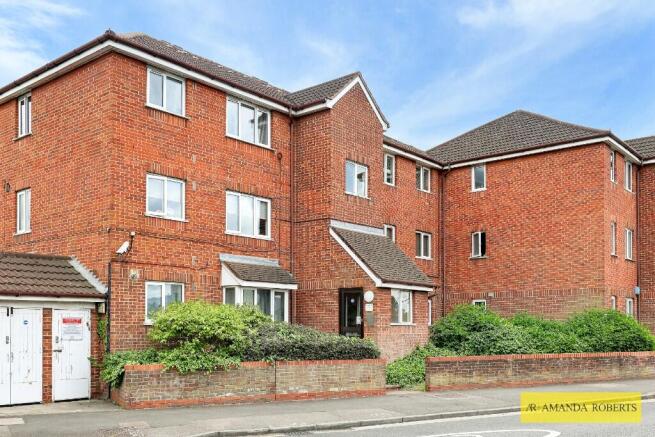 1 bed property, in Hall Lane, £199,950