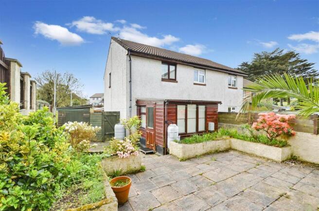 2 bed property, in Penryn TR10, £240,000