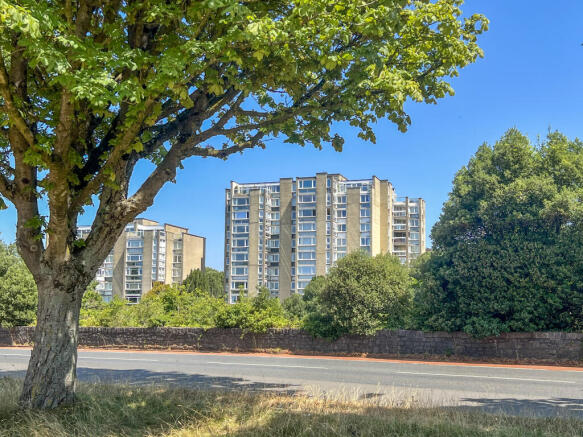 2 bed property, in Westmorland House, £325,000