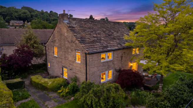 3 bed property, in Helm Farm Cottage, £550,000