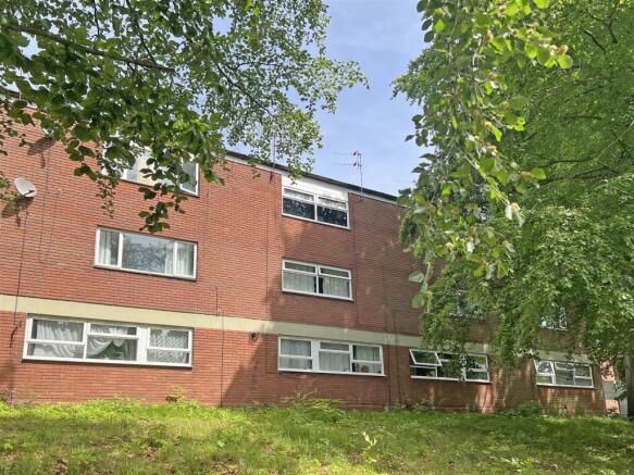 2 bed property, in Meadowlea, £80,000