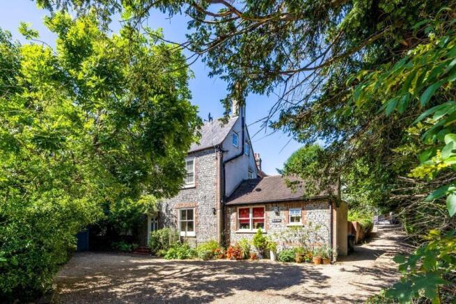 4 bed property, in London Road, £900,000