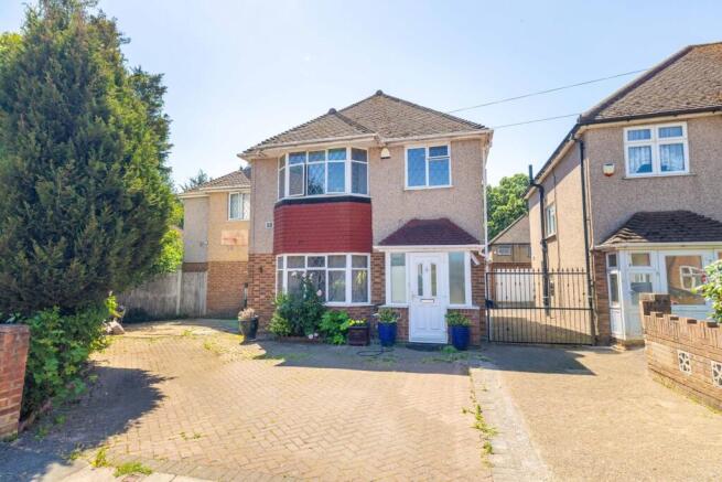 5 bed property, in Blossom Way, £750,000