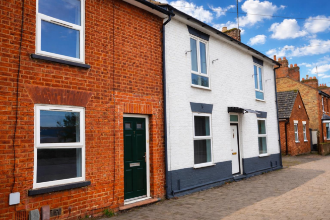 1 bed property, in Billington Road, £190,000