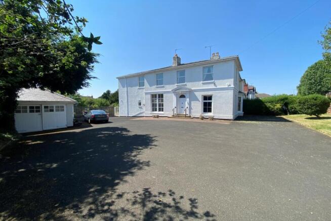 5 bed property, in Red Hill, £695,000