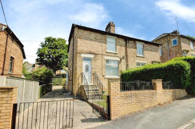 3 bed property, in Valley Gardens, £80,000