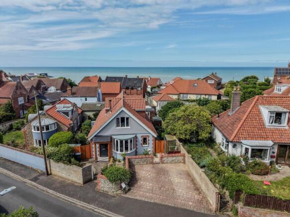 4 bed property, in Cliff Drive, £575,000