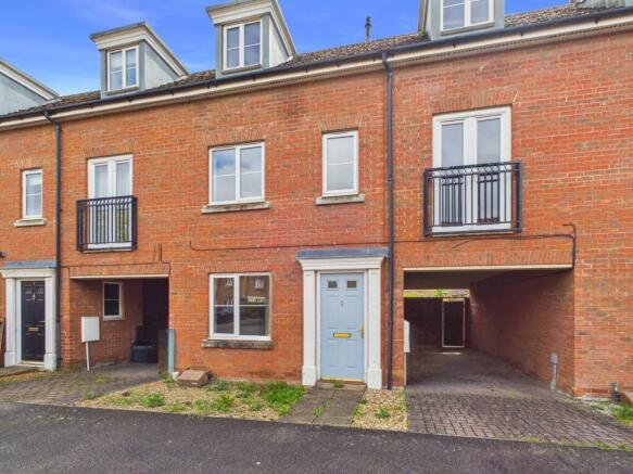 4 bed property, in Bay Walk, £240,000