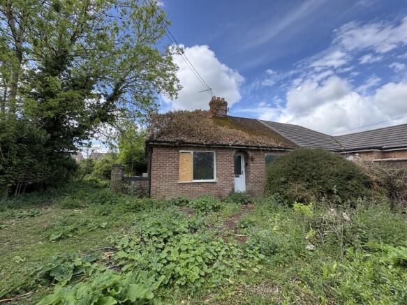 2 bed property, in Rose End, £90,000