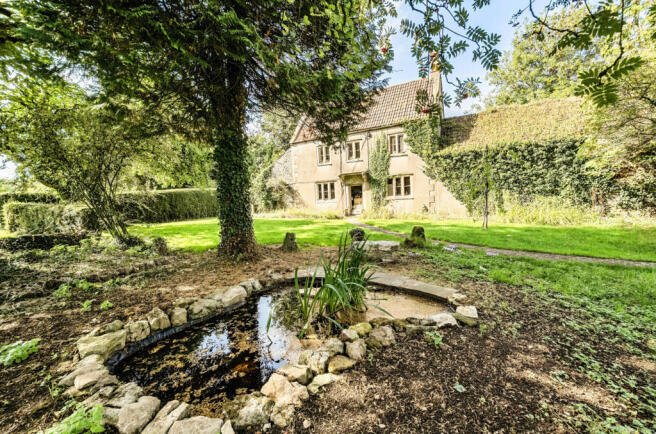 5 bed property, in Emborough, £650,000