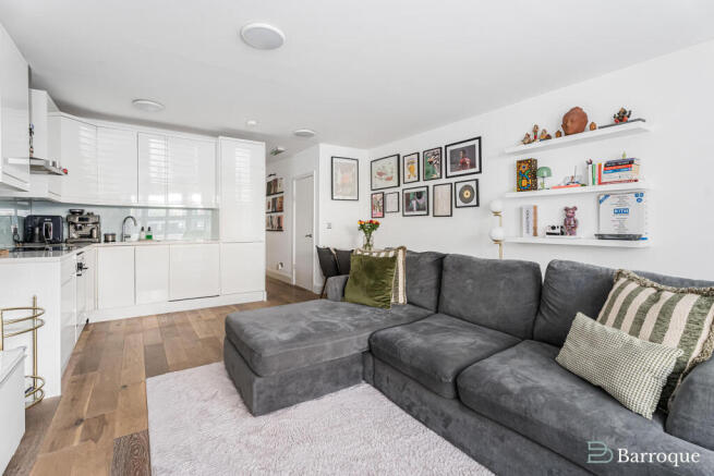 1 bed property, in Holly Park Road, £350,000
