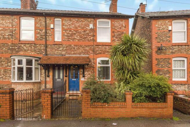 2 bed property, in Moss Lane, £390,000