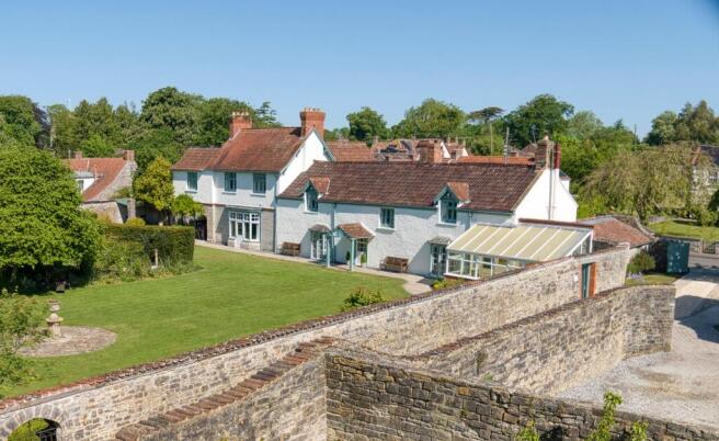 6 bed property, in Cossington, £975,000