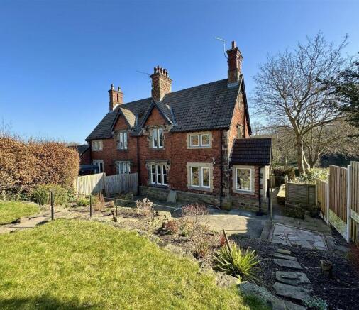 3 bed property, in South Lodge The Park, £325,000