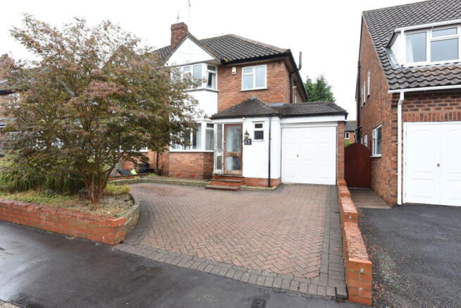 3 bed property, in Stewart Road, £270,000