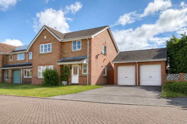 4 bed property, in Regents Park Close, £500,000