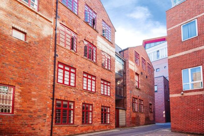 2 bed property, in Brown Lane, £135,000