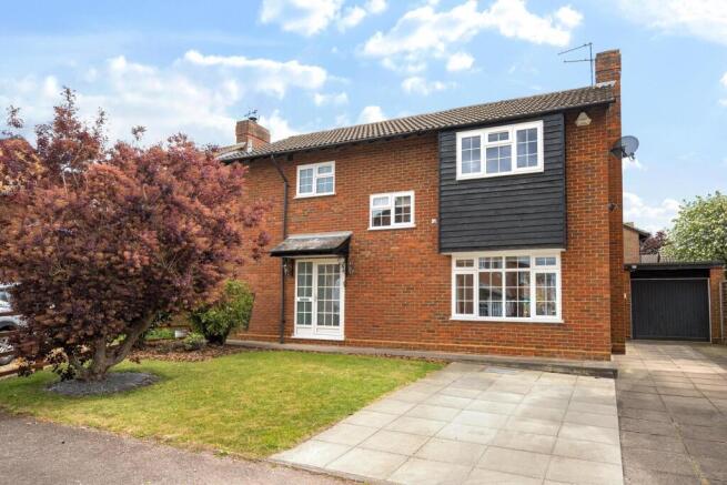 4 bed property, in Queen Elizabeth Close, £500,000