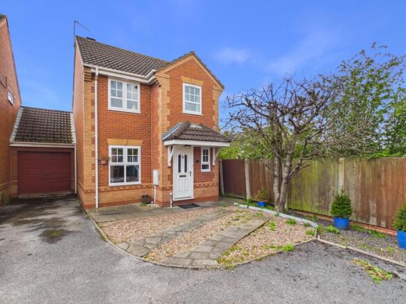 3 bed property, in Tudor Field Close, £260,000