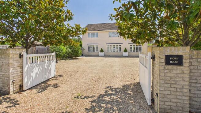 5 bed property, in Turnpike Road, £650,000