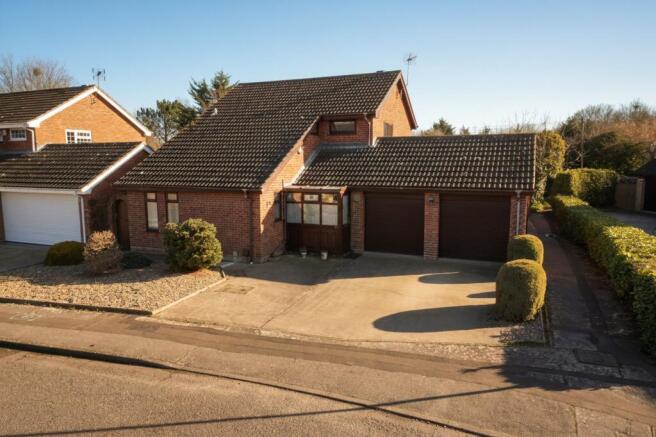4 bed property, in Yarrow Drive, £390,000