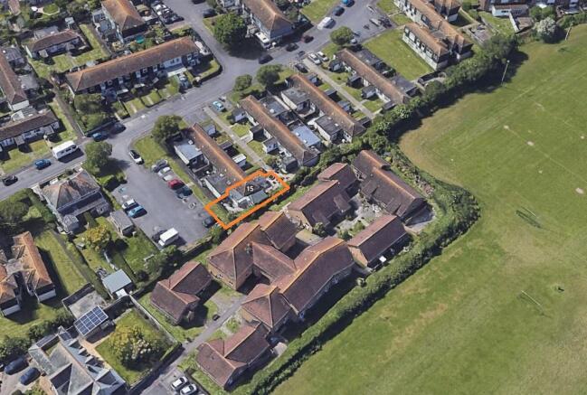 1 bed property, in Hill Park Road, £195,000