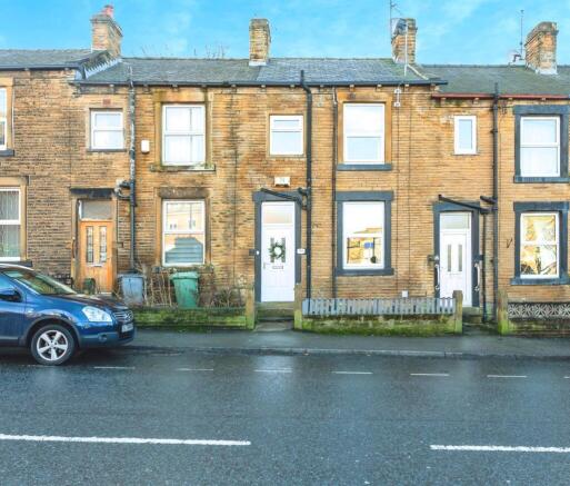 2 bed property, in Victoria Road, £175,000