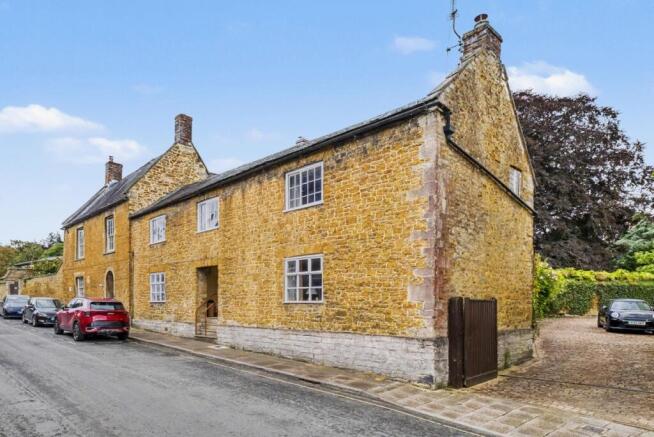 4 bed property, in Upper High Street, £795,000