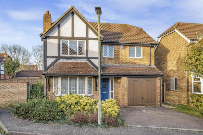 4 bed property, in Stoat Close, £600,000