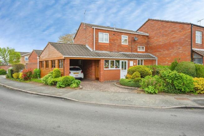 3 bed property, in Lincoln Close, £325,000