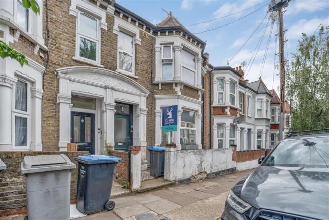 3 bed property, in London NW10, £395,000