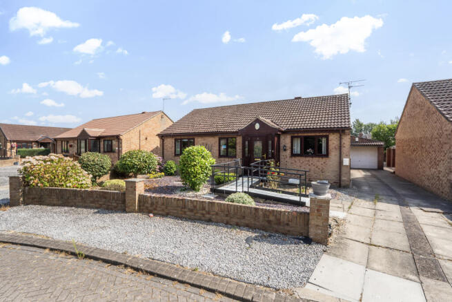 3 bed property, in Roland Simpson Close, £270,000