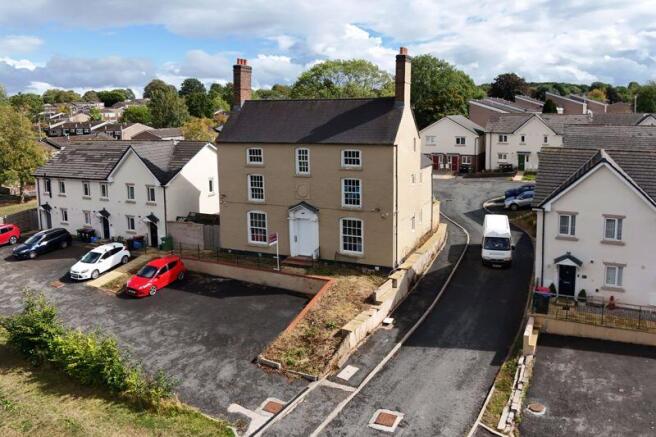 8 bed property, in Woodside Avenue, £425,000