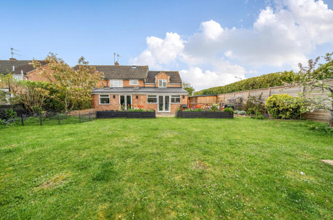 4 bed property, in Elmbury Drive, £450,000