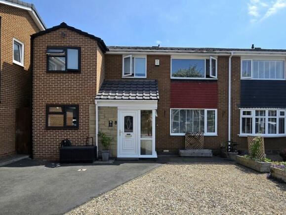 5 bed property, in Rosewell Place, £290,000