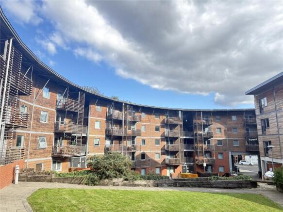 2 bed property, in North Crescent, £125,000