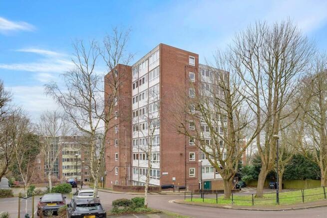 2 bed property, in College Road, £290,000