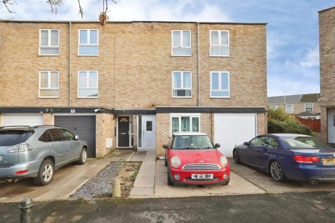 4 bed property, in Barton Crescent, £220,000