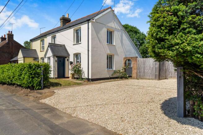 2 bed property, in Bix, £550,000
