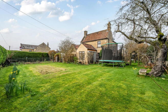 5 bed property, in Bath Road, £575,000